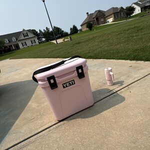 YETI ICE Pink roadie 24